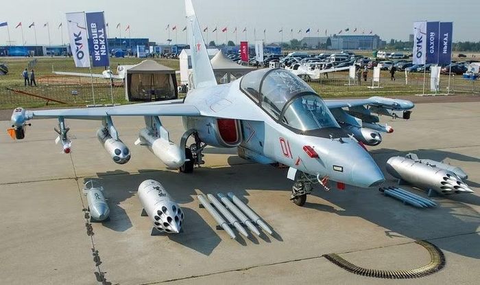 Trong bối cảnh đó, có vẻ Moskva sẽ phát triển Yak-130M như một phiên bản kế thừa trực tiếp cho cường kích tấn công mặt đất Su-25.