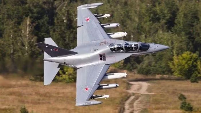 Yak-130 có khả năng mang theo bom thông thường và bom dẫn đường, bao gồm cả những quả bom nặng tới 500 kg, đi kèm khả năng mang theo rocket không điều khiển và các pod pháo tự động treo ngoài loại GSh-23L 23 mm.