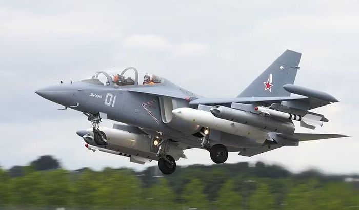 Trong khi Su-25 có thể mang tải trọng vũ khí lên tới 4,5 tấn, bán kính bay 750 km; thì chiếc phi cơ huấn luyện - chiến đấu Yak-130 ở phiên bản cơ sở chỉ có thể mang tải trọng đến 3 tấn, bán kính bay khoảng 550 km.