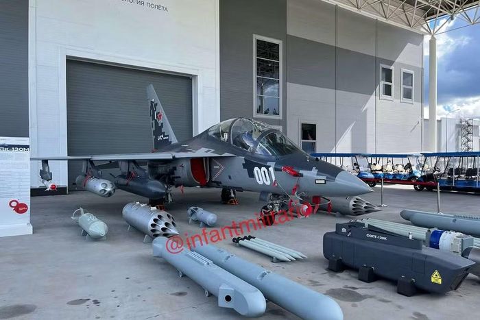 Ngoài vai trò tiêm kích, Yak-130 nâng cấp trong phiên bản "M" đang được quy hoạch thành cường kích chuyên nghiệp, nhưng nó thành công đến mức nào khi thay thế Su-25 là một câu hỏi gây tranh cãi, đặc biệt nếu so sánh đặc điểm của hai loại máy bay chiến đấu này.