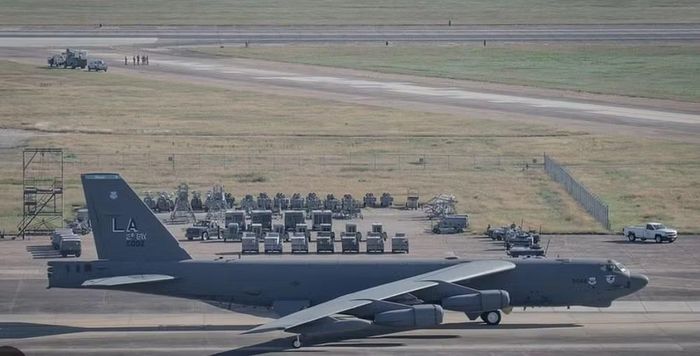 Trong những năm gần đây, sự phát triển nhanh của UAV, drone góc nhìn thứ nhất và tên lửa tầm xa đã khiến các căn cứ không quân trở thành mục tiêu dễ bị tổn thương hơn.