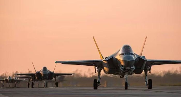Mỹ khi đó cho rằng việc vận hành đồng thời tiêm kích F-35 và tổ hợp S-400 có thể tạo ra rủi ro đối với công nghệ tàng hình của máy bay.