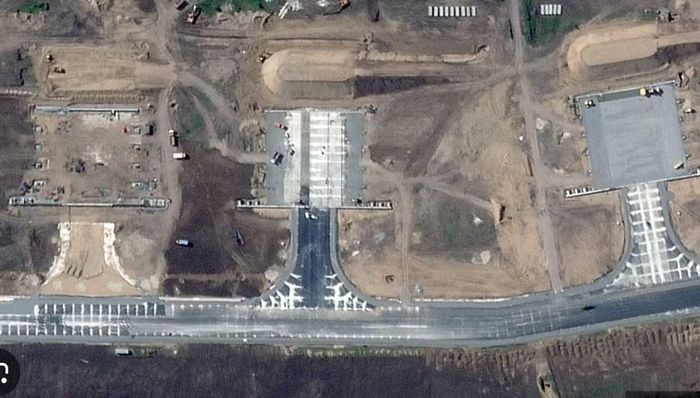 Theo phân tích của chuyên trang quân sự War Zone ngày 22/6, ít nhất 17 nhà chứa máy bay cỡ lớn đang được xây dựng tại khu vực phía đông bắc căn cứ.