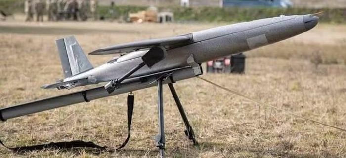 Theo ông Kuzyakin, UAV Hornet có thể hoạt động mà không cần hệ thống định vị vệ tinh hay liên lạc vô tuyến, những thứ dễ bị gây nhiễu bởi các hệ thống tác chiến điện tử: "Nó bay mà không cần ăng ten hay thiết bị liên lạc, tự tìm đường và mục tiêu thông qua trí tuệ nhân tạo".
