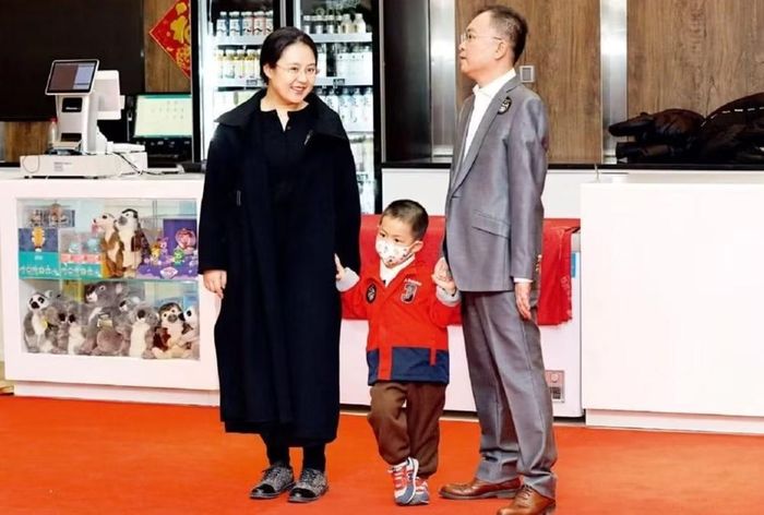 Theo chia sẻ của những người thân cận, ông Thái Lỗi đã phải lòng bà Đoàn Duệ ngay từ lần gặp đầu tiên. Những cuộc trò chuyện về khoa học, vật lý và nghiên cứu đời sống nhanh chóng tạo nên sự đồng điệu giữa hai người.