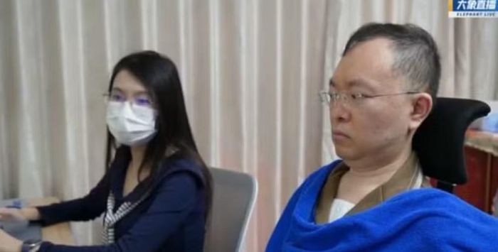 Thay vì rời bỏ, bà lựa chọn cùng chồng bước vào cuộc chiến lâu dài với bệnh tật. Hai người dành nhiều tâm sức cho việc nghiên cứu, tìm kiếm phương pháp điều trị mới cũng như hỗ trợ cộng đồng bệnh nhân ALS.