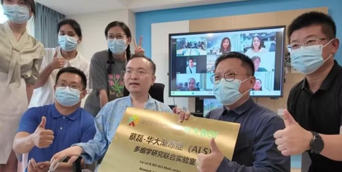 Dù tình trạng sức khỏe ngày càng xấu đi, ông Thái Lỗi vẫn duy trì cường độ làm việc cao. Hiện nay, ông đã bị liệt hoàn toàn và không còn khả năng nói chuyện. Mọi giao tiếp đều được thực hiện thông qua công nghệ theo dõi chuyển động mắt kết nối với máy tính.