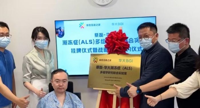 Năm 2022, bà Đoàn Duệ nghỉ việc tại công ty kiểm toán để cùng chồng xây dựng kênh livestream mang tên "Trạm Phá Băng", vừa chia sẻ kiến thức về ALS vừa gây quỹ cho hoạt động nghiên cứu.