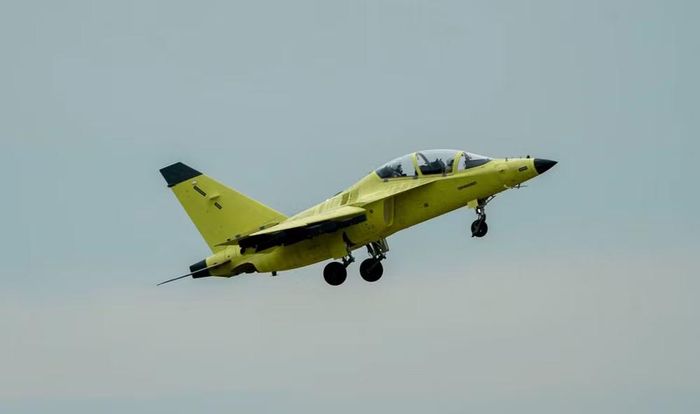 Yak-130 nguyên bản có khối lượng rỗng 4,6 tấn, mang tối đa 3 tấn vũ khí và 1,7 tấn nhiên liệu.
