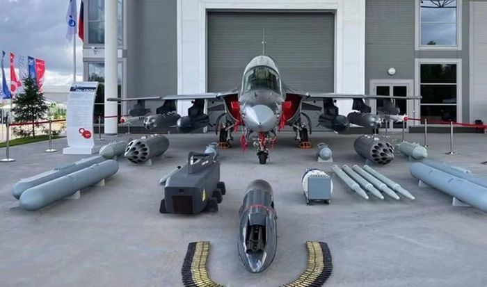 Việc đưa Yak-130M vào thử nghiệm cho thấy Nga đang hướng tới khai thác tối đa nền tảng huấn luyện sẵn có để tạo ra một chiến đấu cơ hạng nhẹ đa năng, phù hợp cho nhiệm vụ tuần tra biên giới, yểm trợ hỏa lực mặt đất và đánh chặn máy bay không người lái với chi phí thấp hơn nhiều so với các tiêm kích hạng nặng.