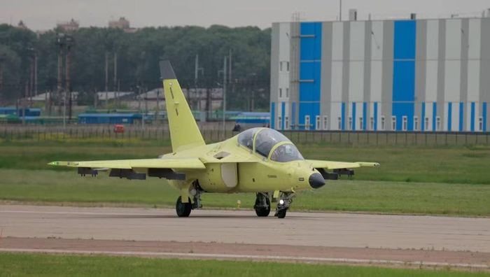 Theo Rostec, Yak-130M vẫn giữ nguyên khung thân và động cơ của phiên bản gốc nhằm đơn giản hóa quá trình sản xuất cũng như bảo đảm phi công đang vận hành Yak-130 không cần đào tạo lại từ đầu.