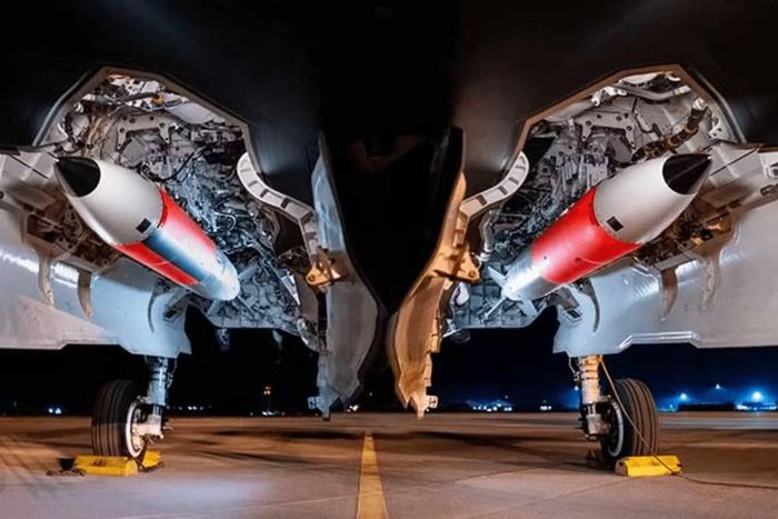 Ngoài ra còn có 20 - 30 quả B61-12 được triển khai tại căn cứ không quân Aviano ở Italy và Incirlik ở Thổ Nhĩ Kỳ. Những quả bom nói trên có thể được tích hợp vào các máy bay chiến đấu F-35A, F-15E, F-16 và Tornado.