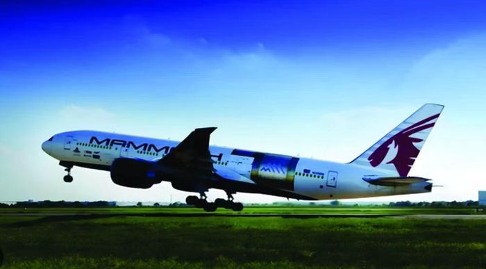 Biến thể máy bay chở hàng Boeing 777F có chiều dài gần 64 mét, sải cánh 65 mét, khối lượng rỗng hơn 144 tấn, tầm bay trên 9.000 km và có thể vận chuyển tới 102 tấn hàng hóa.