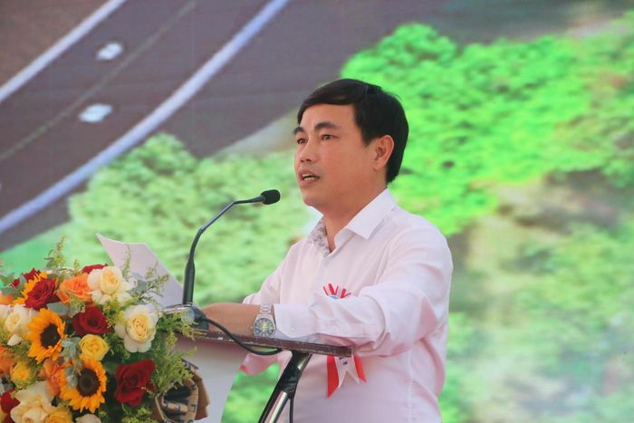 Ông Nguyễn Văn Thường, Giám đốc Ban Quản lý dự án Đầu tư xây dựng các công trình giao thông và nông nghiệp TP Đà Nẵng phát biểu tại lễ khởi công. Ảnh: NT.