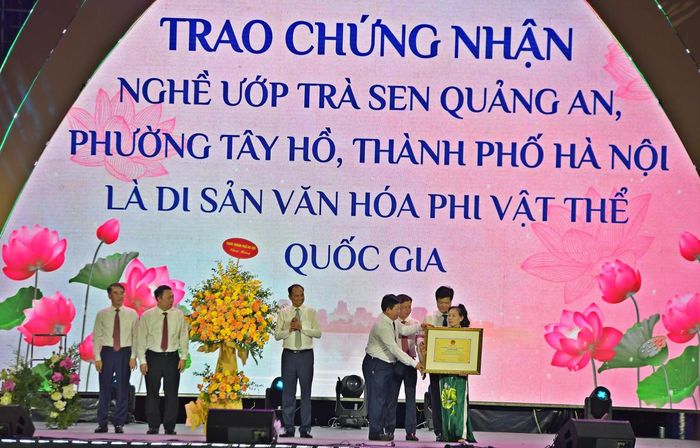 Nghề ướp trà sen Quảng An chính thức đón nhận Chứng nhận Di sản văn hóa phi vật thể quốc gia tại lễ khai mạc.