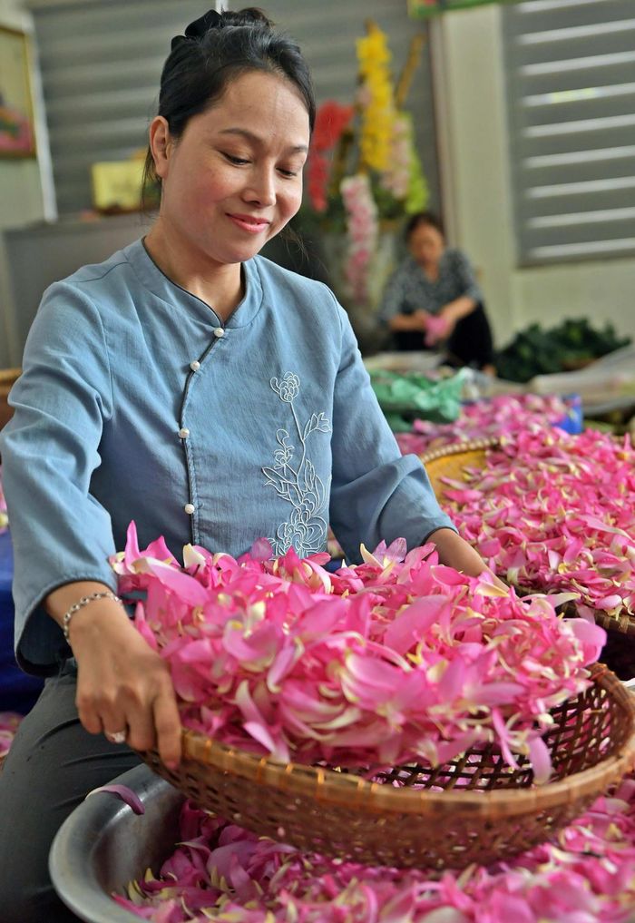 Sự tập trung và tỉ mỉ trong từng công đoạn thể hiện tình yêu nghề, góp phần tạo nên hương trà sen thanh tao nổi tiếng đất Hà thành.