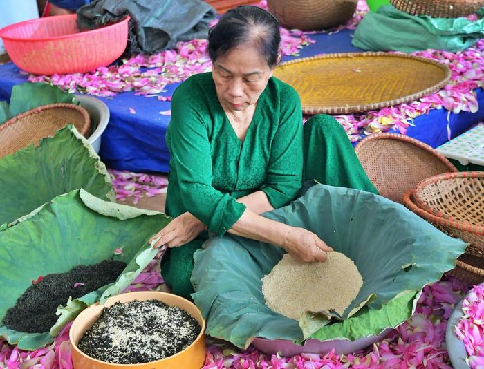 Giữa hương sen ngan ngát, người nghệ nhân cần mẫn gửi gắm tâm huyết vào từng mẻ trà, lưu giữ một nét văn hóa đặc trưng của Hà Nội.