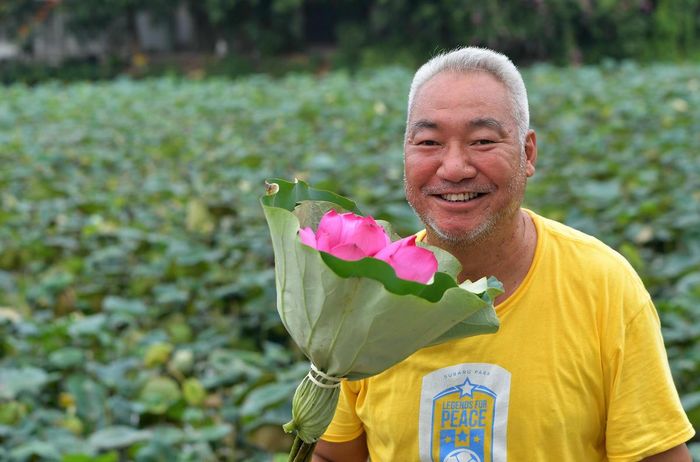 Nụ cười rạng ngời của một chủ đầm sen ở Tây Hồ vào buổi sớm bình minh sau gần hai giờ hái sen.