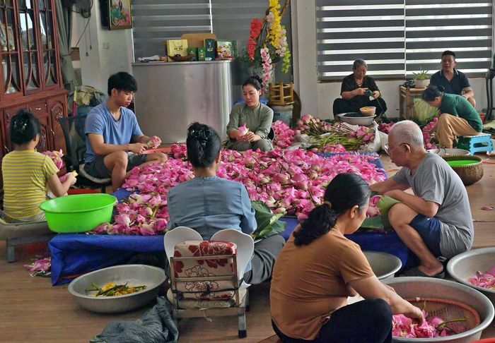 Một gia đình ba thế hệ cùng tham gia làm trà sen, minh chứng cho sức sống bền bỉ của nghề truyền thống giữa nhịp sống hiện đại.