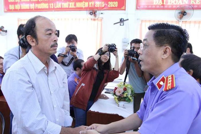  Năm 2015, ông Trương Bá Nhàn (người bị oan trong tố tụng hình sự) được VKSND TP.HCM xin lỗi; quyết định đình chỉ điều tra vụ án có từ năm 2006. Ảnh: HOÀNG GIANG 
