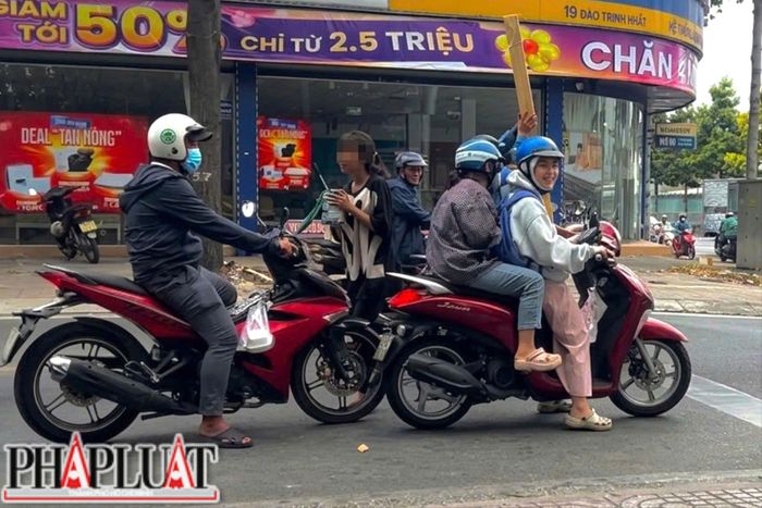 Sau khi kết thúc màn phun lửa giữa giao lộ đông đúc, Tuyền cầm chiếc lon nhỏ len lỏi qua các dòng xe đang dừng đèn đỏ để xin tiền. Ảnh: PHÓM PV 