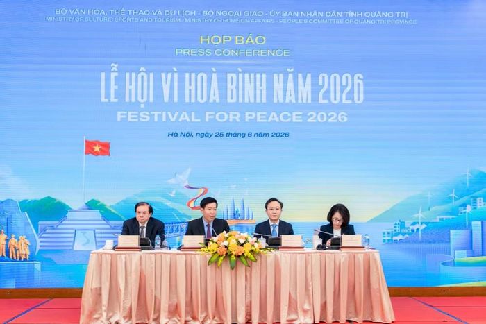  Ban tổ chức trả lời câu hỏi của báo chí. Ảnh: BTC. 