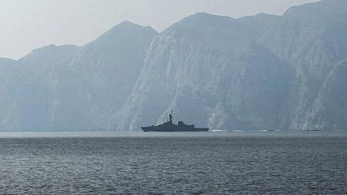  Một tàu hải quân đang di chuyển trên eo biển Hormuz vào đầu tháng 3. Ảnh: AFP 