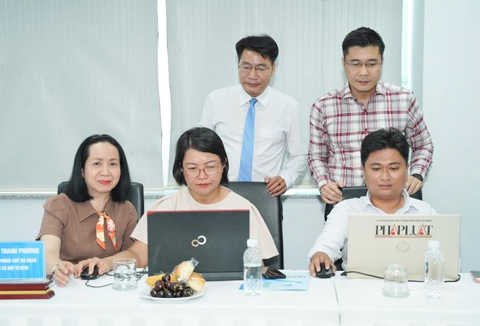 Các chuyên gia đang trả lời các câu hỏi của bạn đọc. Ảnh: THUẬN VĂN 