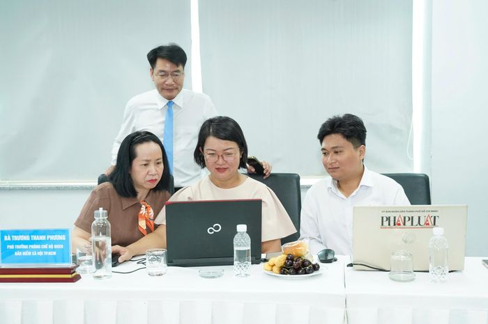  Các chuyên gia BHXH TP.HCM đang trả lời các câu hỏi của bạn đọc. Ảnh: THUẬN VĂN 