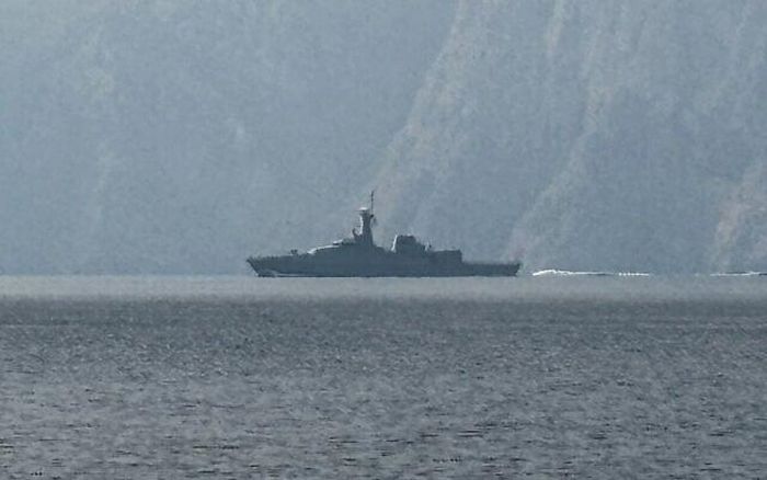  Một tàu hải quân di chuyển trên eo biển Hormuz hồi tháng 3. Ảnh: AFP 