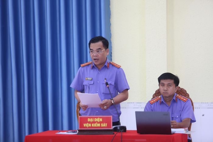  Đại diện VKS đọc cáo trạng tại phiên tòa. Ảnh: HUỲNH DU 
