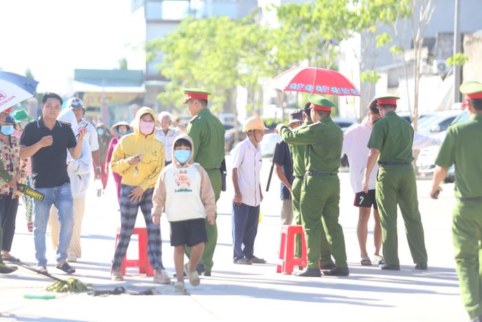  Lực lượng công an đã tiến hành rà soát, kiểm tra an ninh những người đến dự phiên tòa. Ảnh: HUỲNH DU 