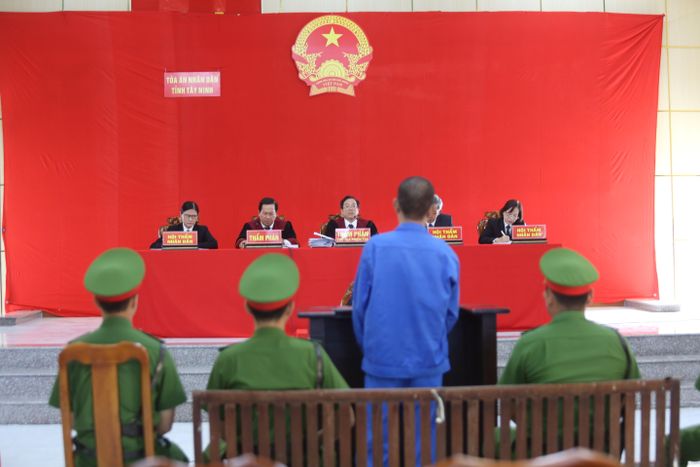  Đúng 8h phiên tòa xét xử bị cáo Nguyễn Công Bằng chính thức bắt đầu. Ảnh: HUỲNH DU 