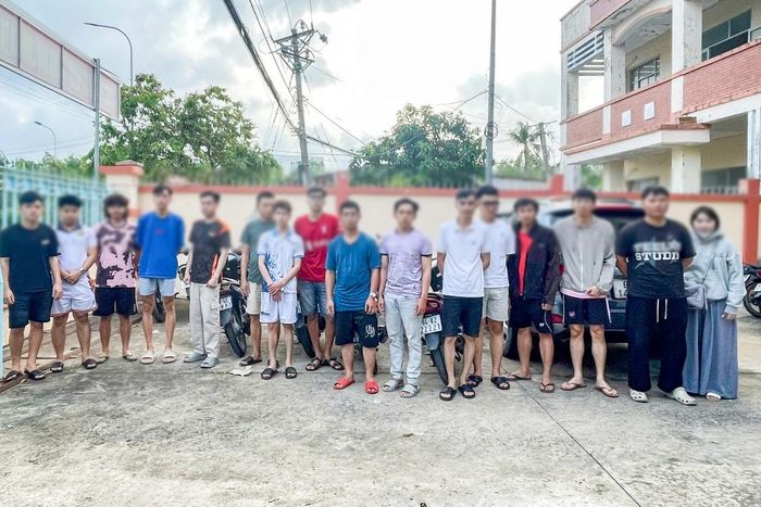  14 người bị bắt quả tang đang tham gia cá cược thắng thua bằng tiền. 