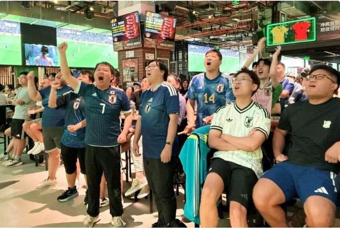  Cách thể hiện của người hâm mộ Trung Quốc tại quán bar thể thao ở Thượng Hải cổ vũ tuyển Nhật có thể làm lãnh đạo LĐBĐ Trung Quốc xấu hổ? Ảnh: XN. 
