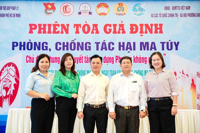  Tham dự Chương trình có ông Huỳnh Tấn Đạt, Giám đốc Trung tâm Trợ giúp pháp lý Nhà nước TP.HCM (thứ hai từ phải qua); ông Huỳnh Hữu Tốt, Trưởng phòng Phổ biến, giáo dục pháp luật, Sở Tư pháp TP.HCM (giữa). 