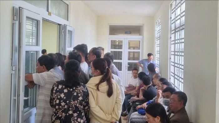  Nhiều người theo dõi phiên tòa từ ngoài hành lang vì bên trong phòng xét xử không còn chỗ. Ảnh: T.T 