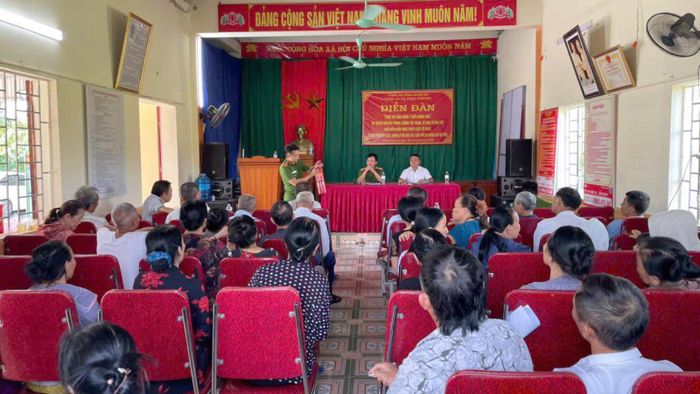  Thực hiện Tháng hành động phòng, chống ma túy, ngày 26-6, Công an xã Hưng Nguyên (Nghệ An) tổ chức Diễn đàn "Công an lắng nghe ý kiến nhân dân" gắn với tuyên truyền pháp luật tại xóm Thượng Khê, xã Hưng Nguyên. 