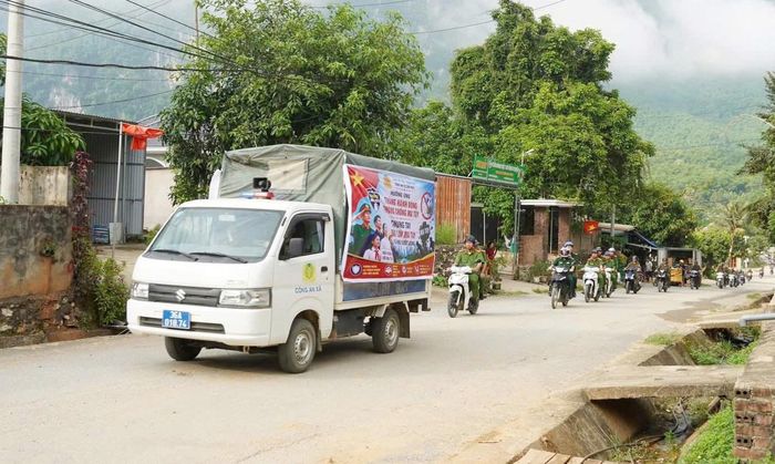  Công an 166 xã, phường trên địa bàn tỉnh Thanh Hóa đồng loạt ra quân thực hiện đợt cao điểm tấn công, trấn áp tội phạm và vi phạm pháp luật về ma túy. 