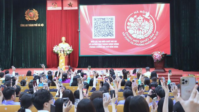  Các đại biểu tại Hà Nội quét QR hưởng ứng Tháng hành động phòng, chống ma túy năm 2026. 