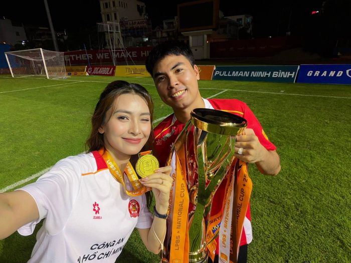  Sau khi kết hôn vào tháng 3, cả hai đồng hành cùng nhau trong nhiều hoạt động. Huyền Trang nhiều lần ra sân ủng hộ các trận đấu của ông xã. Cô luôn chứng kiến mọi khoảnh khắc thăng hoa của Đức Huy trên sân cỏ. 