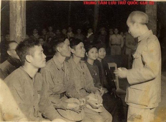  Anh hùng La Văn Cầu (ngoài cùng bên trái) cùng các đại biểu anh hùng chiến sĩ thi đua yêu nước nghe Chủ tịch Hồ Chí Minh nói chuyện, tháng 11/1953 tại kỳ họp Quốc hội khóa I. Ảnh: Trung tâm Lưu trữ quốc gia III, Tài liệu ảnh LIII, SLT 366. 