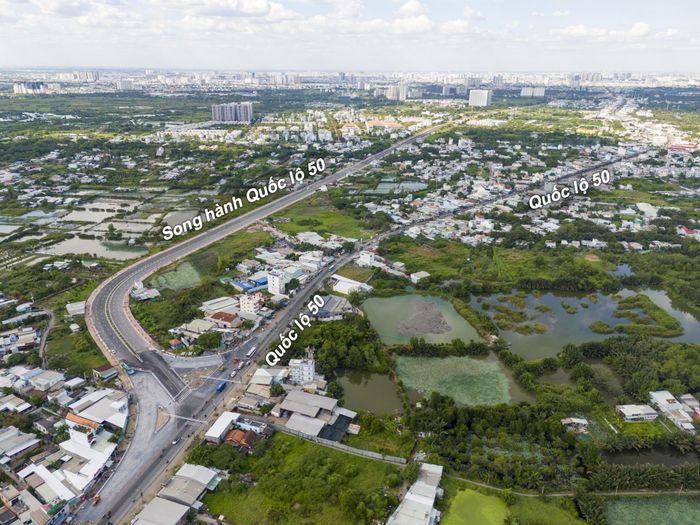  Nút giao đường song hành với Quốc lộ 50 cũng đã hoàn thành. Đoạn Quốc lộ 50 sau khi mở rộng sẽ tăng kết nối giao thông, kinh tế giữa TP HCM, Tây Ninh cùng các tỉnh miền Tây. Công trình cũng liên kết các tuyến huyết mạch khác như cao tốc Bến Lức - Long Thành, Vành đai 3 (đang triển khai); đại lộ Nguyễn Văn Linh... giúp hoàn thiện mạng lưới giao thông phía Nam thành phố. 