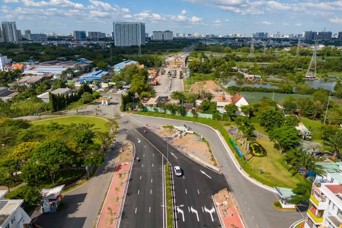  Đoạn giao với đường Trịnh Quang Nghị cũng đã hoàn thành việc giải phóng mặt bằng, các phương tiện lưu thông dễ dàng qua đây. 