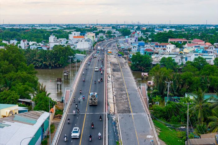  Nhánh cầu Ông Thìn mới (bên trái) nằm cuối tuyến, tiếp giáp với tỉnh Tây Ninh cũng đã đưa vào sử dụng. Riêng cầu hiện hữu đã được đóng lại để thi công gia cố. 