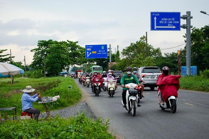  Theo Ban Quản lý dự án đầu tư xây dựng các công trình giao thông TP.HCM, đến cuối tháng 5/2026, đơn vị đã tiếp nhận đầy đủ mặt bằng tại khu vực gần cầu Ông Thìn sau khi UBND TP.HCM giải quyết dứt điểm các khiếu nại liên quan. 