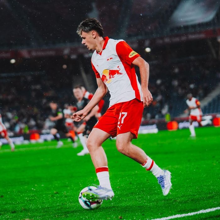  Mùa hè 2025, Alajbegović gia nhập Red Bull Salzburg và nhanh chóng gây chú ý. Anh được đánh giá cao nhờ khả năng chơi đa vị trí trên hàng công, xử lý bóng bằng cả hai chân và tạo đột biến trong các pha tấn công. Theo Bundesliga.com, cầu thủ trẻ này ghi 11 bàn sau 36 trận trên mọi đấu trường cho Salzburg, trước khi Bayer Leverkusen mua lại anh từ Salzburg. Ảnh: @kerimalajbegovic.
