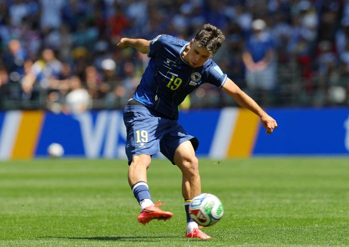  Alajbegović từng nói anh thần tượng Lionel Messi. Dù vậy, phong cách chơi của cầu thủ Bosnia thường được so sánh với những mẫu cầu thủ rê bóng hai chân như Ousmane Dembélé hoặc Khvicha Kvaratskhelia. Theo GOAL, Alajbegović cũng từng bày tỏ giấc mơ được khoác áo Real Madrid trong tương lai. Ảnh: Carlos Barria/Reuters.