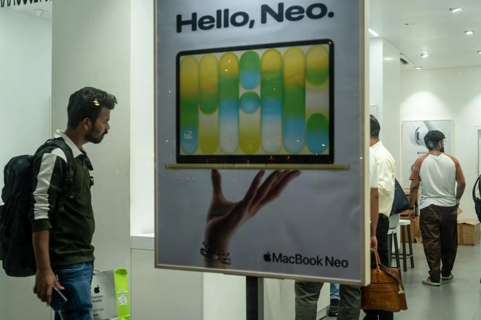  Quảng cáo dòng laptop giá rẻ MacBook Neo tại Ấn Độ. Ảnh: Bloomberg. 