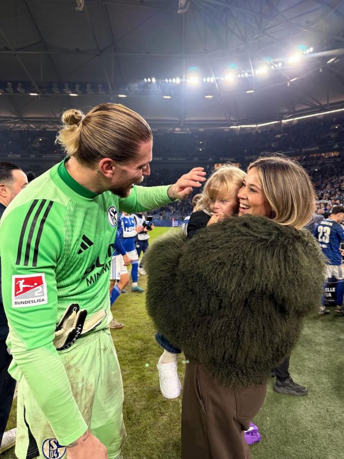  Leotta và Karius, cựu cầu thủ Liverpool và hiện khoác áo Schalke 04, kết hôn vào năm ngoái sau nhiều năm hẹn hò. Cặp đôi luôn thu hút sự chú ý từ truyền thông. 